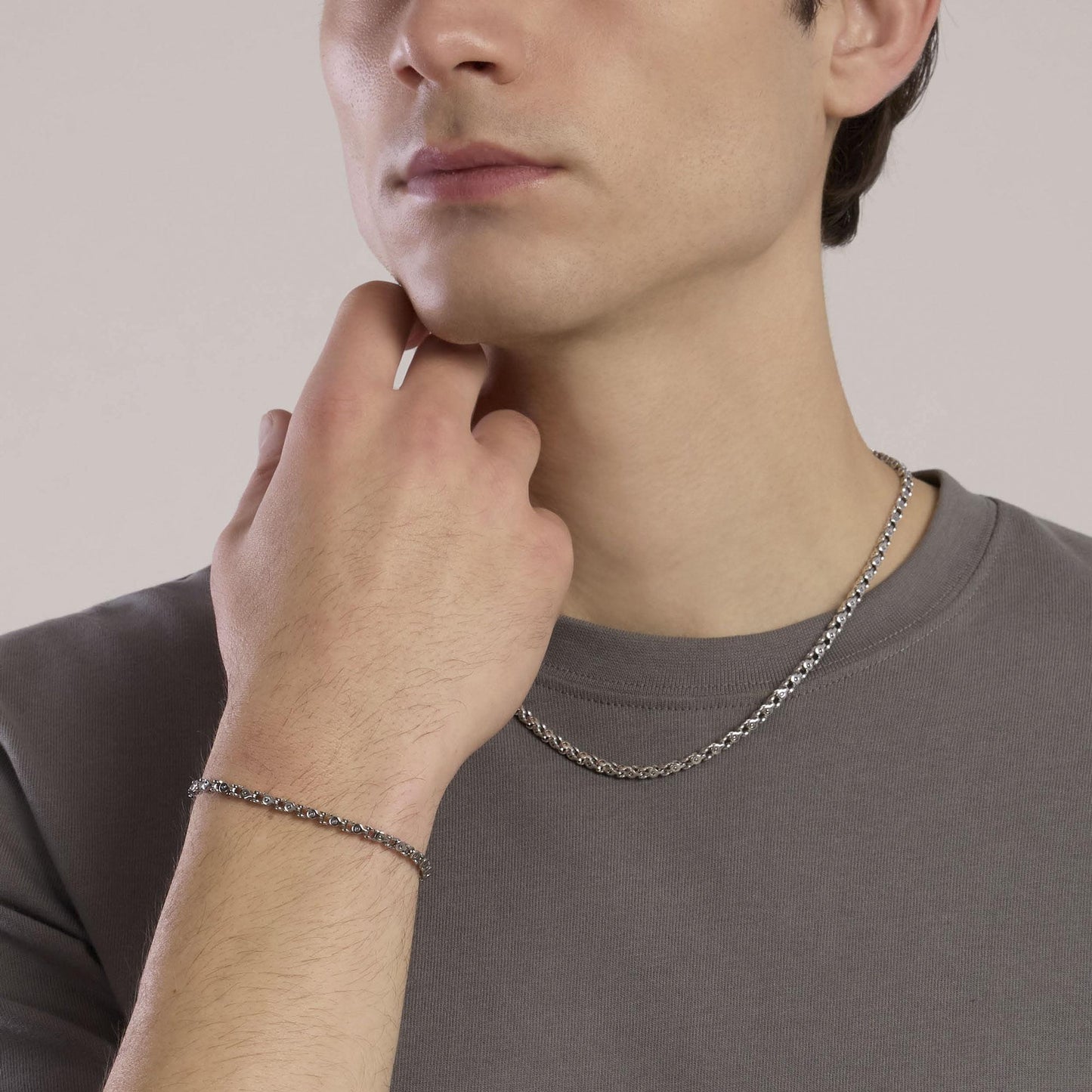 Collana a catenina sottile Kidult in acciaio silver con piccole pietre naturali di quarzo rosa alternate lungo la catena.