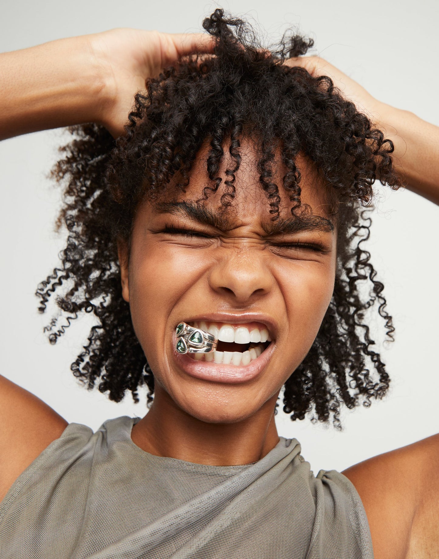 Uno de 50 Anello Placcato Argento con Tre Cristalli Verdi ANI0849