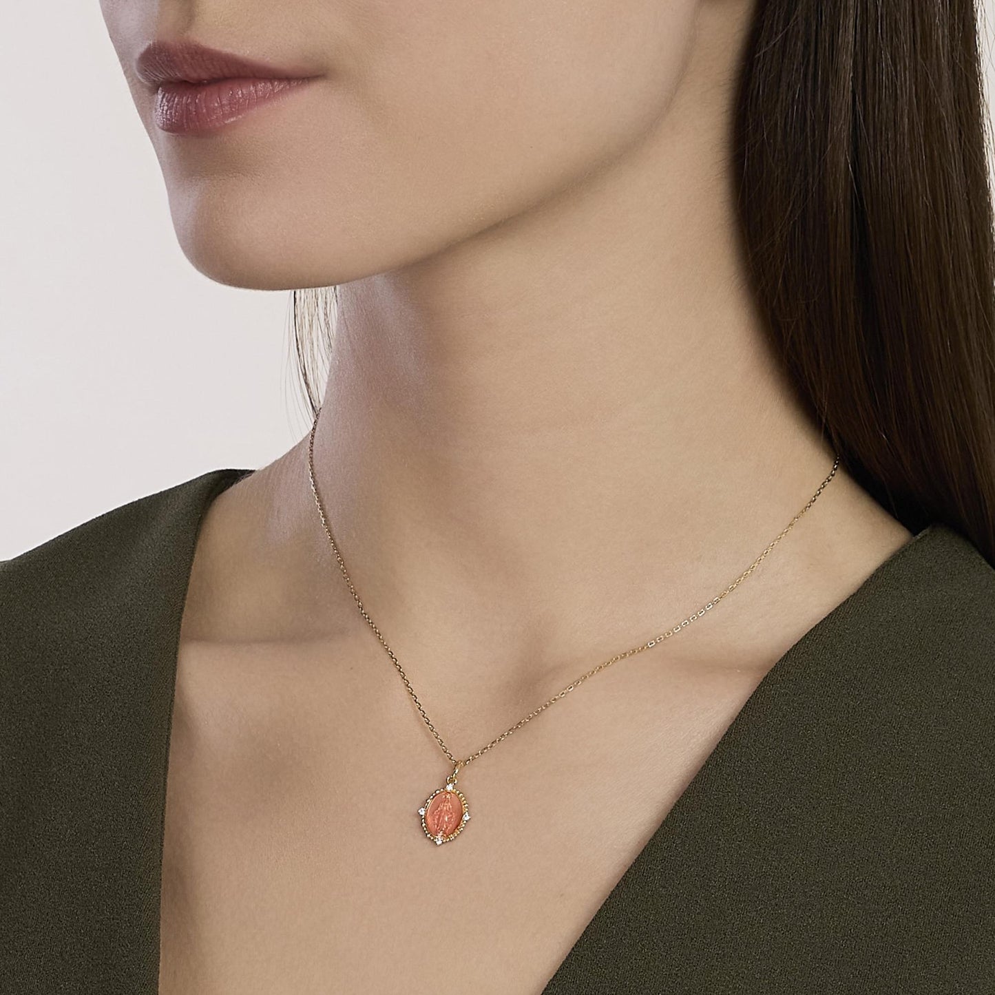 Girocollo da donna Mabina Lady Madonna 553911 in argento placcato oro 18K con ciondolo Madonnina rosa corallo e zirconi - Alfano Gioielli Palermo.
