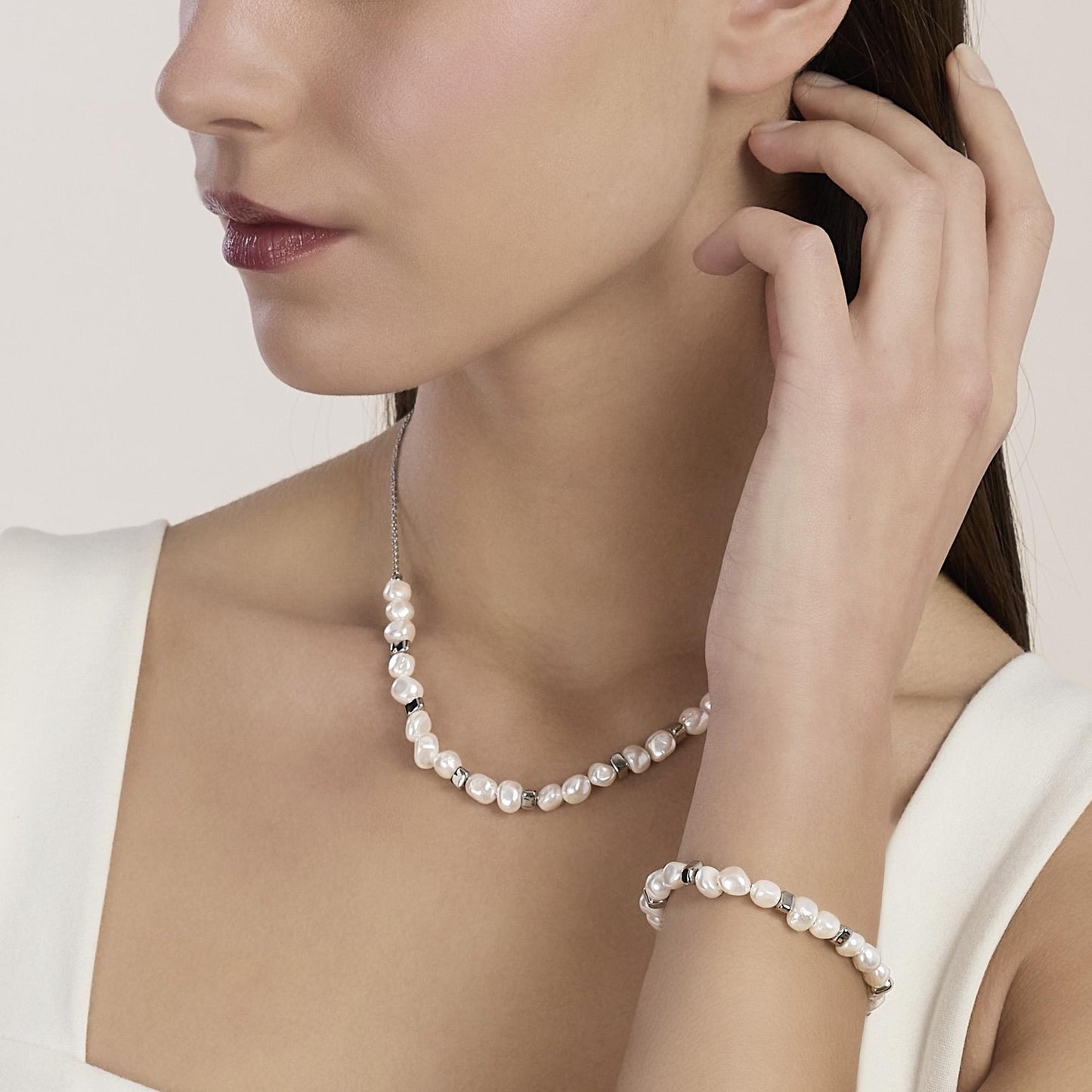 Girocollo Kidult Style 70 851126 in acciaio 316L con perle conchiglia barocche e forme asimmetriche lucide - Alfano Gioielli Palermo.