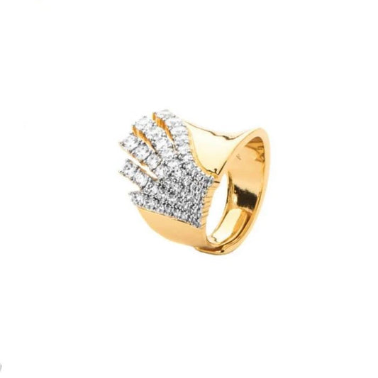 Anello da donna a fascia in acciaio inossidabile lucido. La parte superiore dell'anello presenta una placca piatta di forma rettangolare interamente ricoperta da piccoli zirconi bianchi brillanti incastonati. Al centro del pavé di pietre risalta il logo del pugnale Cesare Paciotti, realizzato a rilievo in acciaio liscio a specchio.