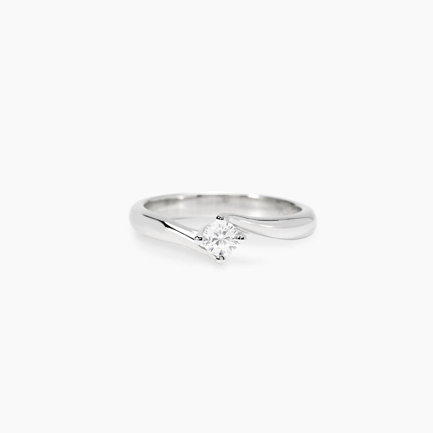 Anello solitario Mabina in argento 925 con diamante lab grown 0,03 carati taglio brillante e montatura a 4 griffe.
