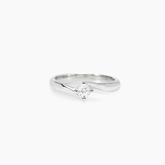Anello solitario Mabina in argento 925 con diamante lab grown 0,03 carati taglio brillante e montatura a 4 griffe.