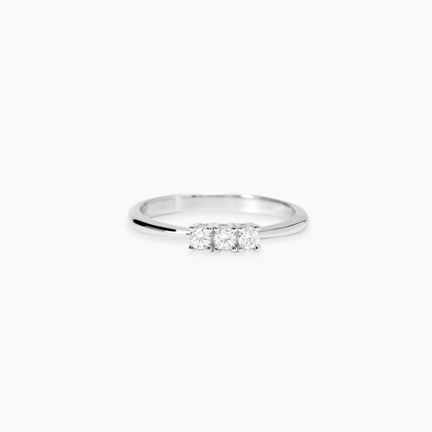 Anello solitario Mabina in argento 925 con diamante lab grown 0,05 carati taglio brillante incastonato a 4 griffe.