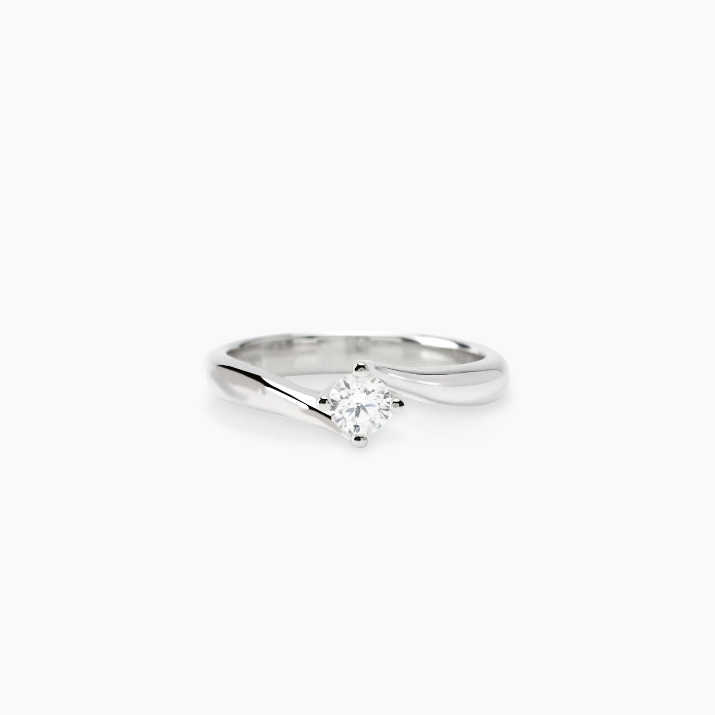 Anello solitario Mabina in argento 925 con diamante lab grown 0,15 carati taglio brillante con montatura a griffe.
