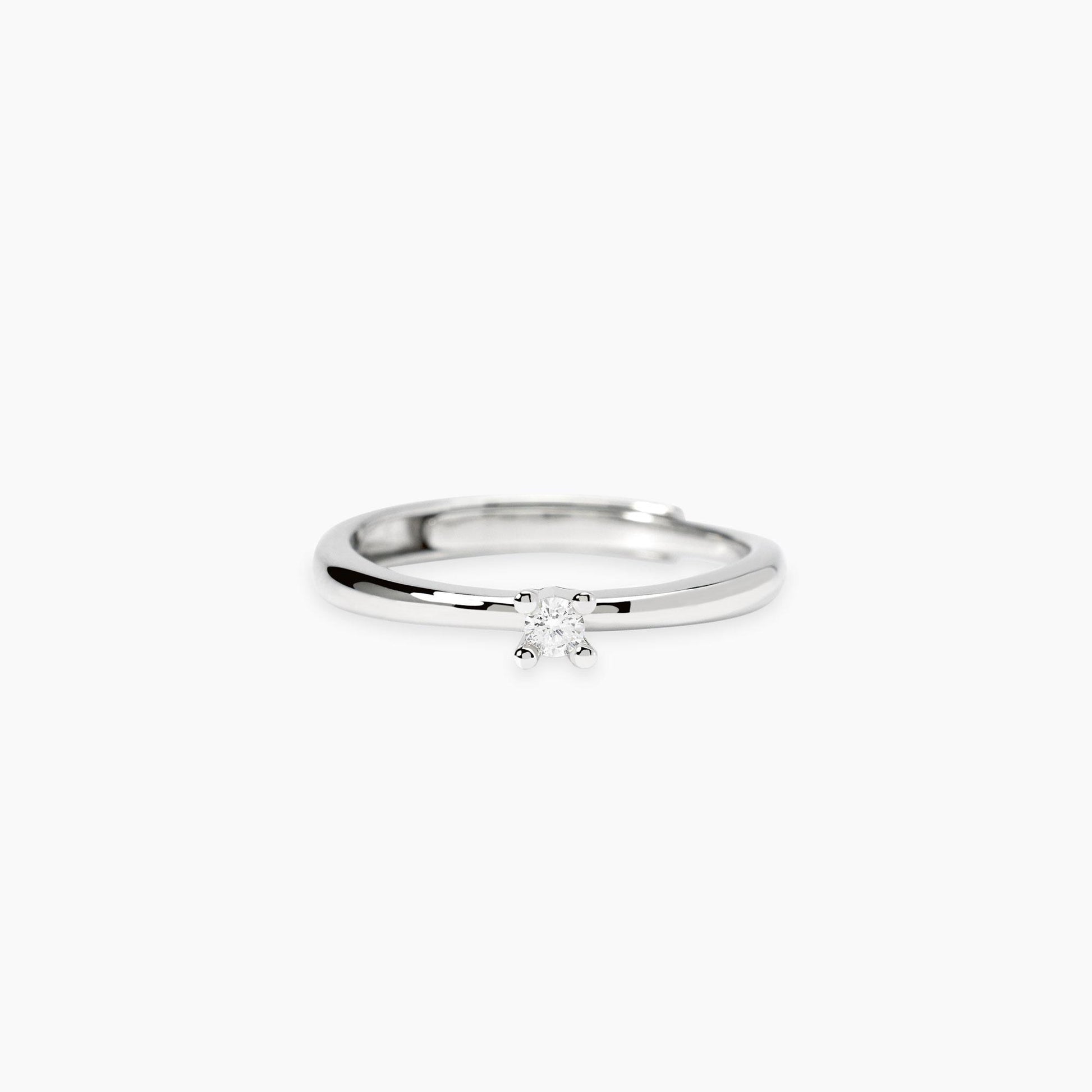 Anello solitario regolabile Mabina in argento 925 con diamante lab grown 0,05 carati taglio brillante e montatura a 4 griffe.