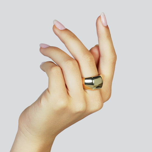 Anello a fascia larga Unoaerre in bronzo dorato 24K lucido dal design minimalista - Alfano Gioielli Gioielleria Palermo.