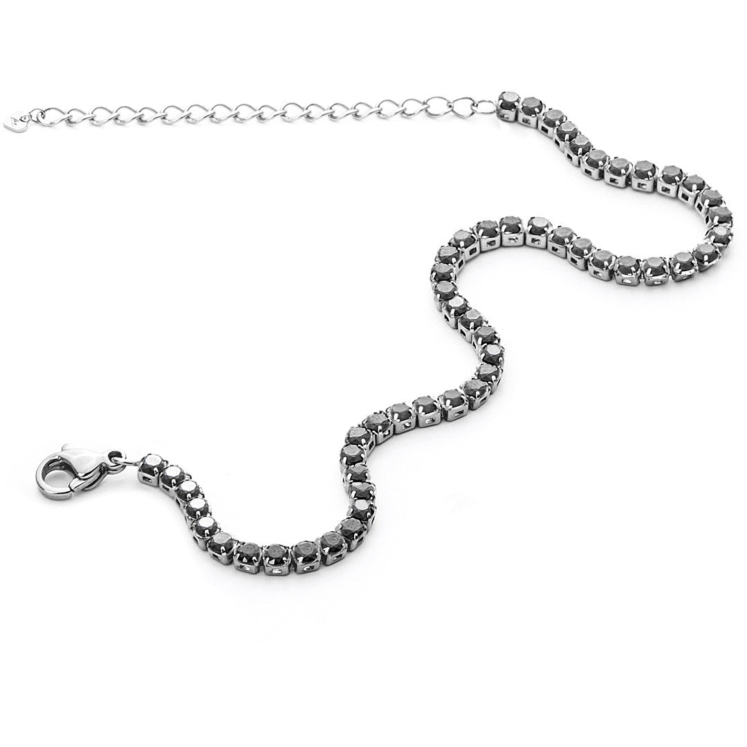 Bracciale da donna 4US Cesare Paciotti in acciaio inossidabile con finitura dorata lucida e maglia a catena groumette. Il bracciale include due pendenti dorati: una medaglia col logo 4US e il classico pugnale tridimensionale.