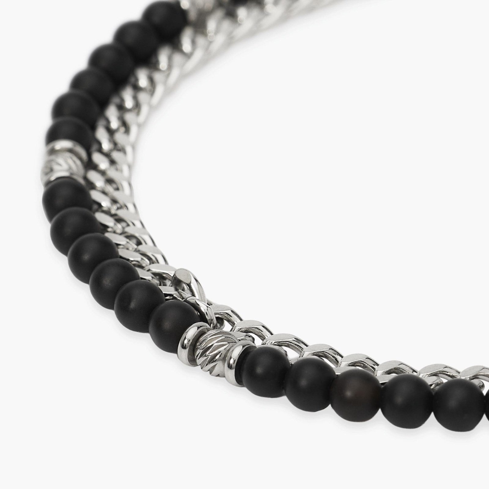 Bracciale a catenina Kidult in acciaio silver con piccole pietre naturali di agata rossa alternate lungo la struttura.