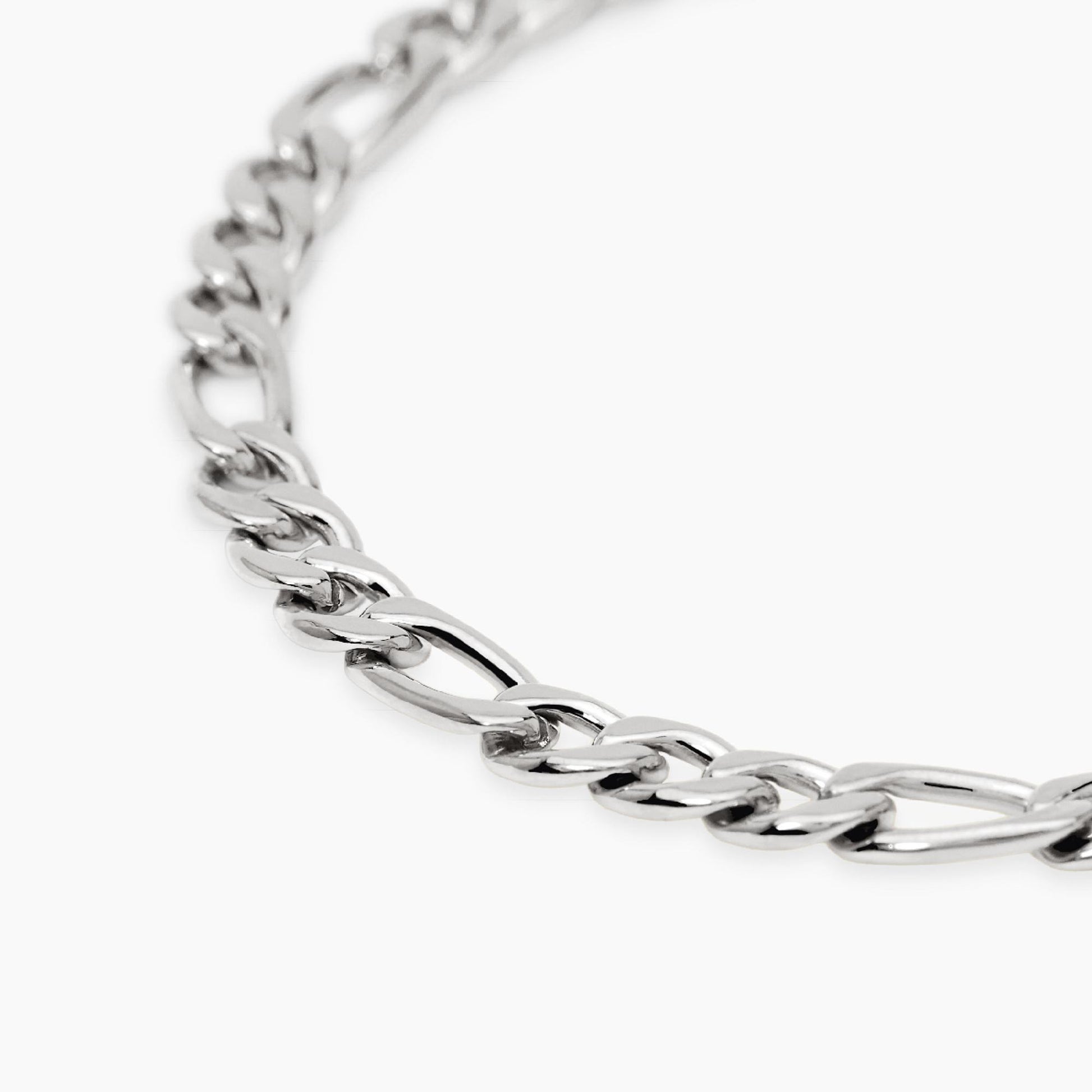 Bracciale a catenina Kidult in acciaio con finitura oro giallo e piccole pietre naturali di quarzo rosa alternate.