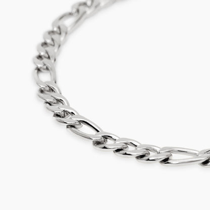 Bracciale a catenina Kidult in acciaio con finitura oro giallo e piccole pietre naturali di quarzo rosa alternate.
