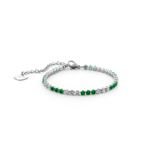 Bracciale modello tennis da donna in acciaio lucido caratterizzato da una fila continua di castoni che alternano zirconi bianchi e zirconi di colore verde intenso. Al centro del bracciale è presente l'iconico simbolo del pugnale di Cesare Paciotti realizzato in rilievo metallico lucido, che interrompe la sequenza delle pietre colorate.
