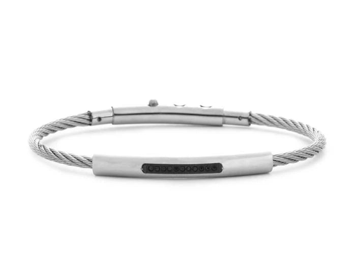 Bracciale rigido da uomo 4US Cesare Paciotti in acciaio inossidabile. Presenta una linea di zirconi neri incastonati sulla fascia e il logo del pugnale a rilievo al centro.