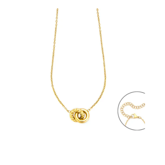 Collana da donna in acciaio con finitura galvanica in oro giallo composta da una catenina a maglie sottili e un pendente centrale sagomato con la forma del pugnale di Cesare Paciotti. L'intero gioiello presenta una superficie metallica dorata lucida e uniforme, senza incisioni o pietre decorative, mettendo in risalto la silhouette iconica del brand.