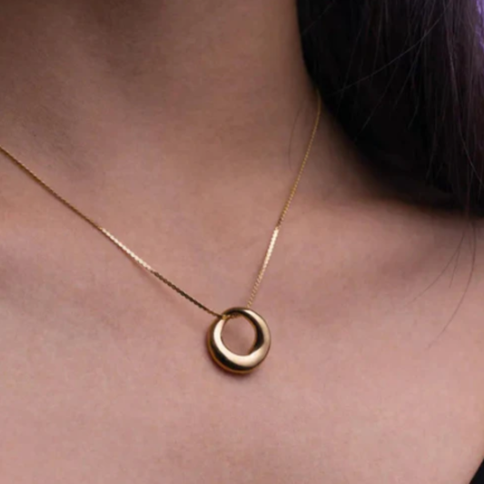 Collana da donna in acciaio inossidabile lucido con catenella a maglie sottili. Il pendente centrale è sagomato a forma dell'iconico pugnale Cesare Paciotti. L'intera superficie del ciondolo, dall'impugnatura lavorata alla lama liscia, presenta una finitura metallica a specchio uniforme, senza l'aggiunta di pietre o zirconi.