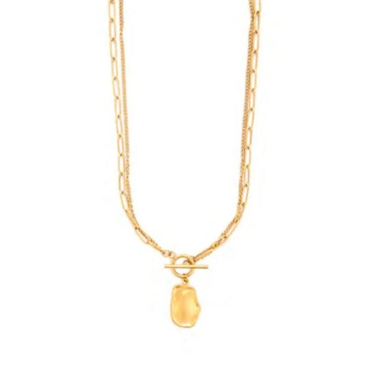 Collana da donna in acciaio con finitura dorata e catenina sottile. Il pendente a forma di pugnale Cesare Paciotti è interamente rivestito di zirconi bianchi luminosi sulla parte frontale. La calda tonalità dell'oro giallo della struttura metallica fa risaltare la brillantezza del pavé di pietre bianche.