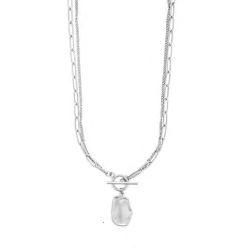 Collana da donna in acciaio inossidabile con catenina sottile e pendente a forma di stella marina a cinque punte. La superficie della stella è interamente rivestita da un fitto pavé di zirconi bianchi luminosi; al centro della stella è applicato il logo del pugnale Cesare Paciotti realizzato a rilievo in metallo lucido.