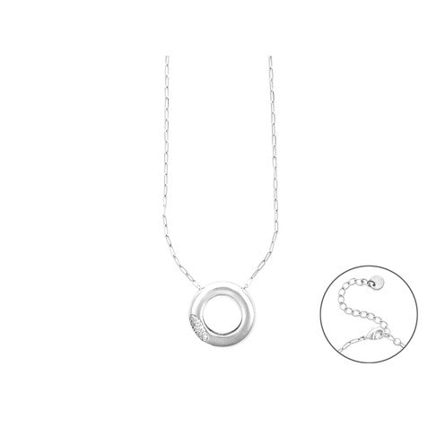Collana da donna in acciaio inossidabile con catenina sottile e pendente a forma di piccola placca quadrata. La superficie del pendente è ricoperta da zirconi bianchi luminosi che circondano il logo del pugnale Cesare Paciotti in rilievo al centro.
