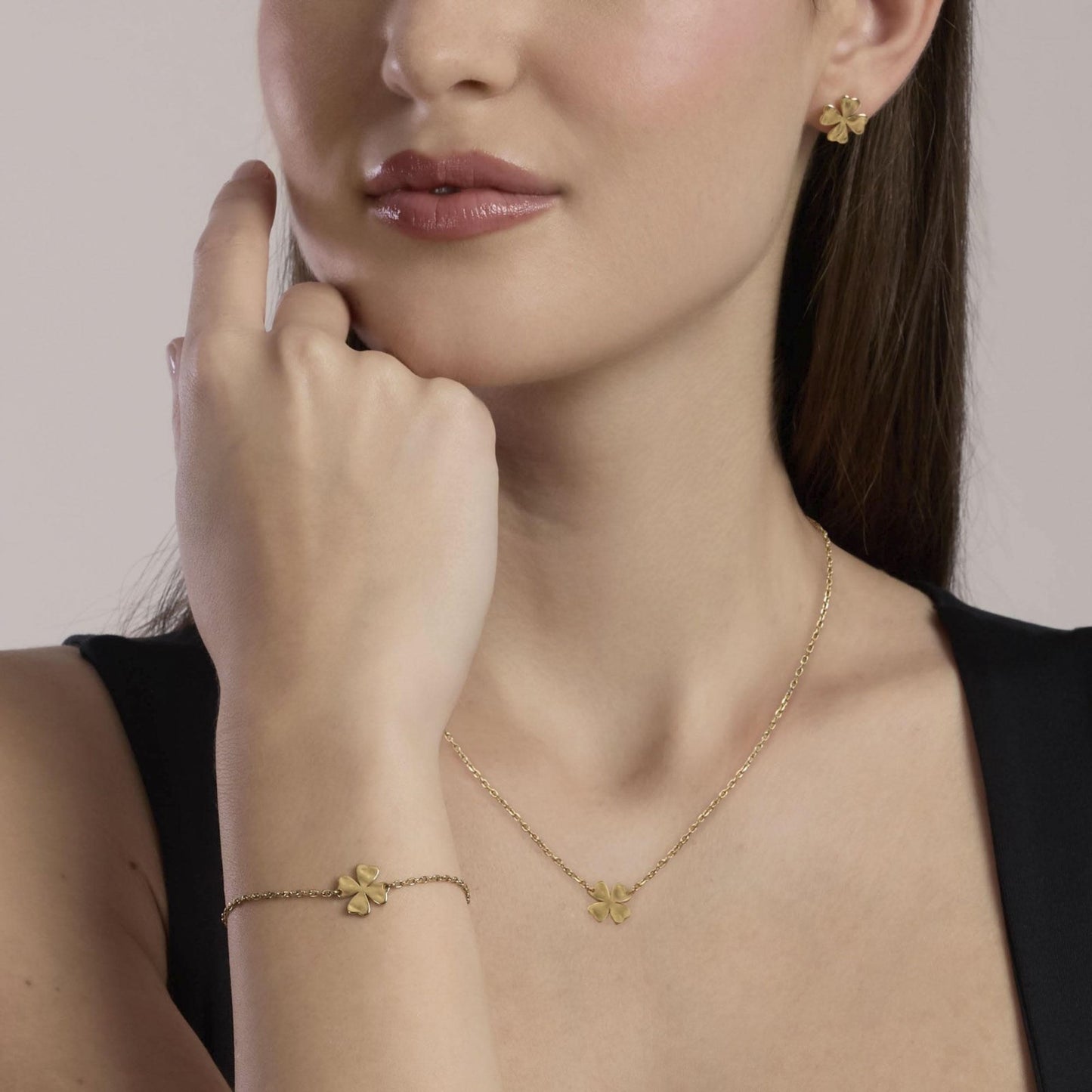 Collana a catenina Kidult in acciaio silver con piccole sfere di agata verde naturale alternate lungo la catena.