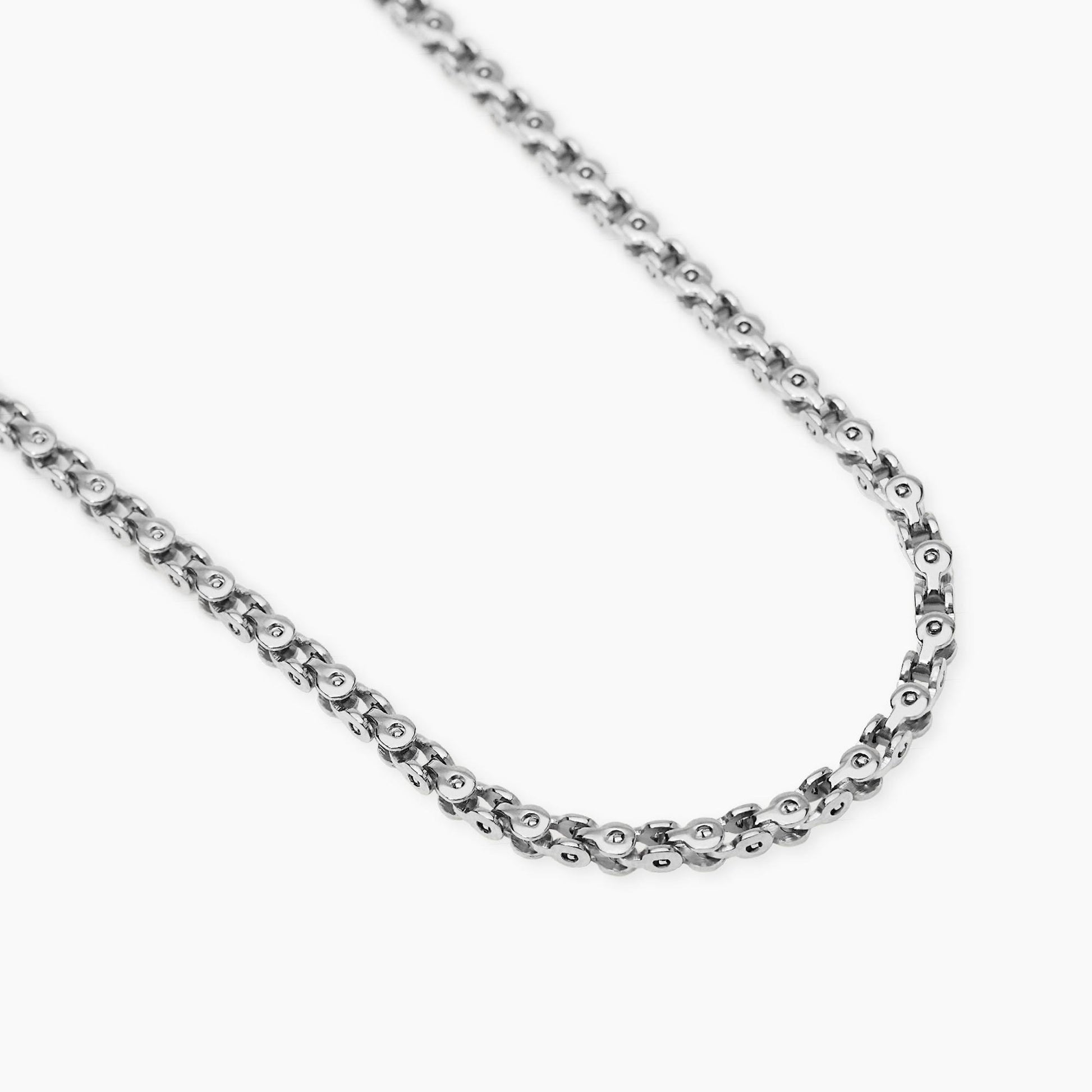 Collana a catenina sottile Kidult in acciaio silver con piccole pietre naturali di quarzo rosa alternate lungo la catena.
