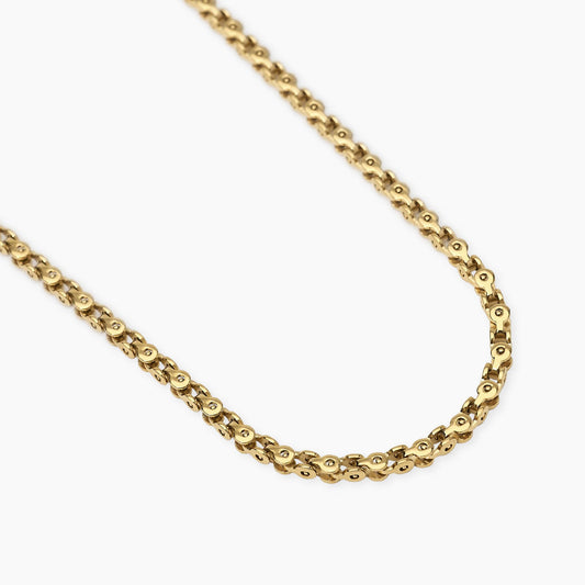 Collana a catenina Kidult in acciaio dorato con piccole sfere di quarzo rosa naturale alternate lungo il girocollo.