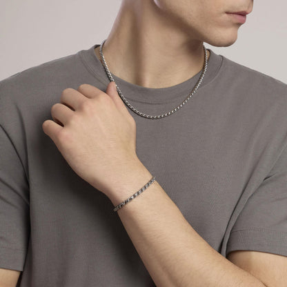 Collana a catenina sottile Kidult in acciaio silver con piccole pietre naturali di apatite azzurra alternate lungo la catena.