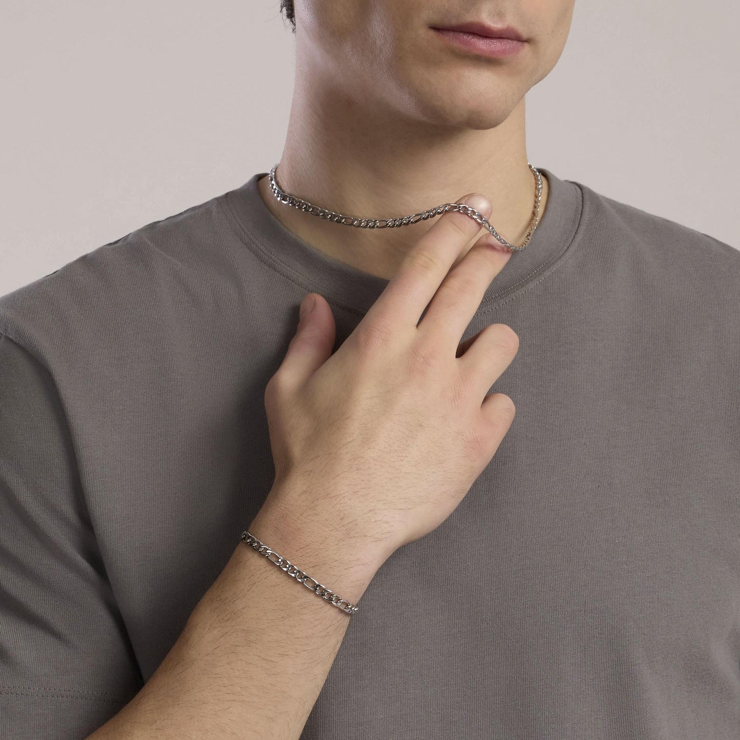 Collana lunga a catenina Kidult in acciaio silver con piccole sfere di quarzo rosa naturale alternate lungo la struttura. Gioielleria Palermo