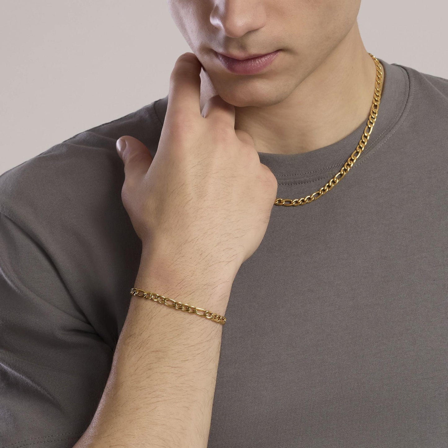 Collana lunga a catenina Kidult in acciaio silver con piccole pietre naturali di apatite azzurra alternate lungo la struttura.
