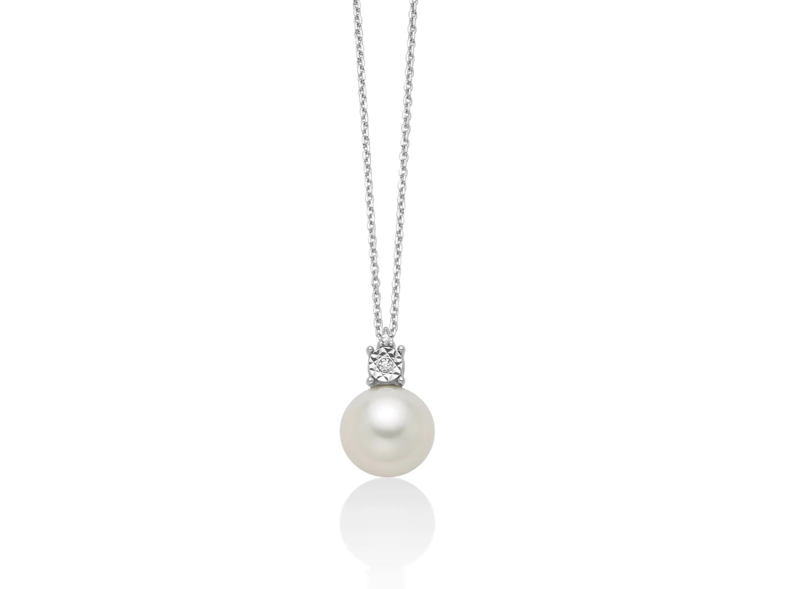 Collana Miluna in oro bianco 18kt con perla bianca rotonda e diamanti naturali incastonati sulla contromaglia.
