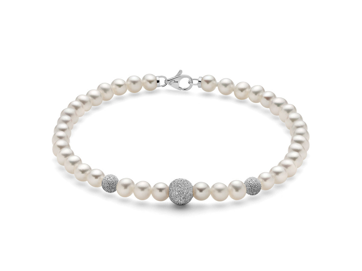 Dalla collezione Bracciali Perle Boule e Fantasia, Miluna presenta un bracciale che unisce la delicatezza delle perle naturali alla preziosità dell'oro.