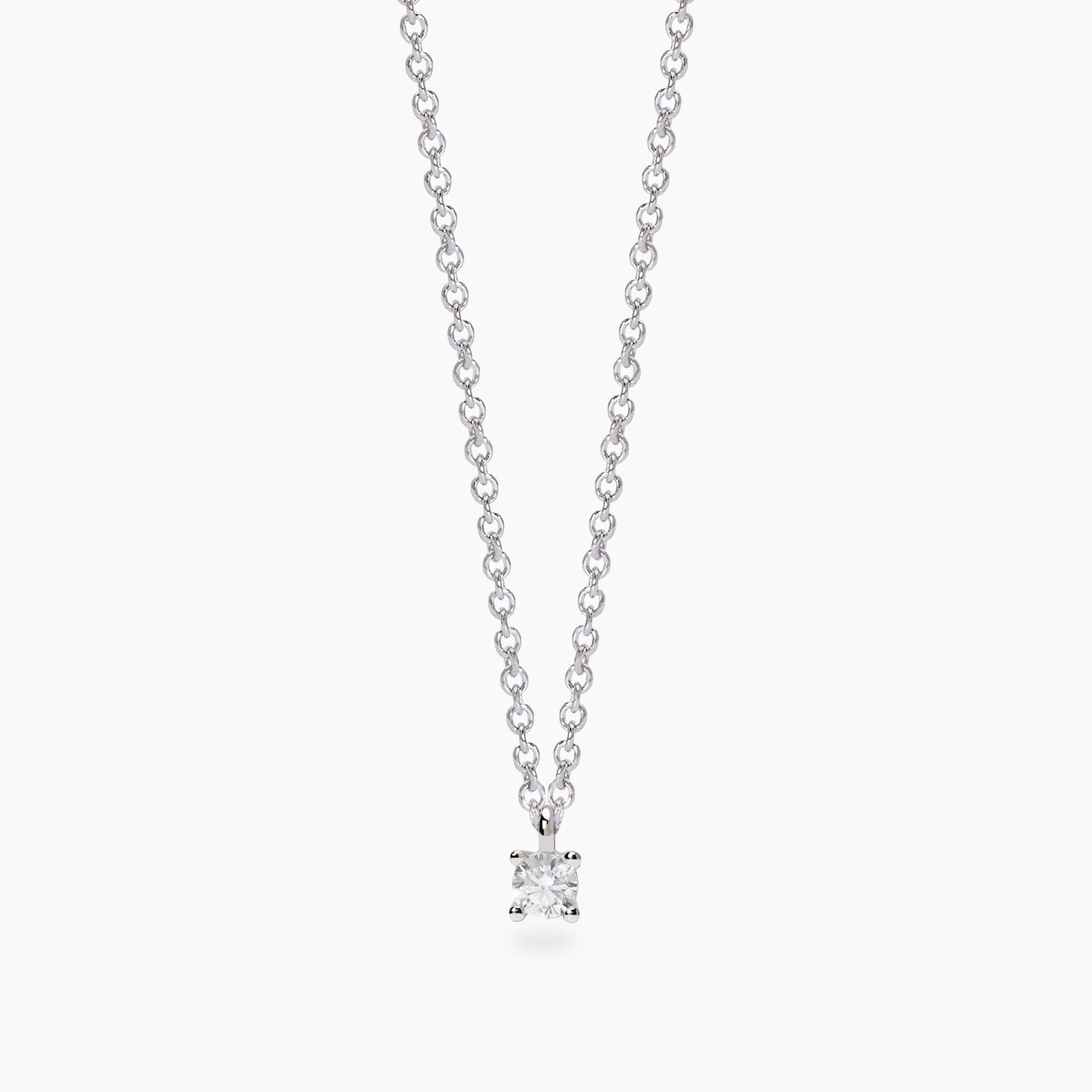 Girocollo Mabina in argento 925 con pendente punto luce diamante lab grown 0,10 carati taglio brillante con 4 griffe.