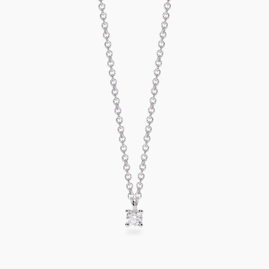 Girocollo Mabina in argento 925 con pendente punto luce diamante lab grown 0,10 carati taglio brillante con 4 griffe.