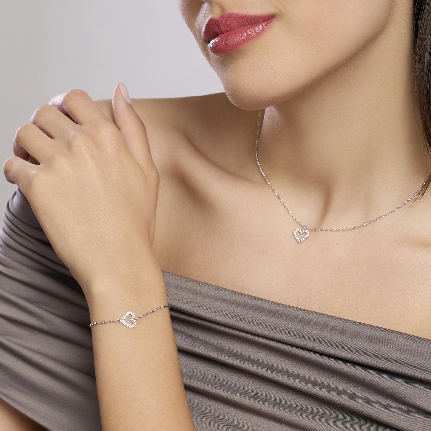 Girocollo Mabina in argento 925 con pendente punto luce diamante lab grown 0,05 carati con montatura a 4 griffe.