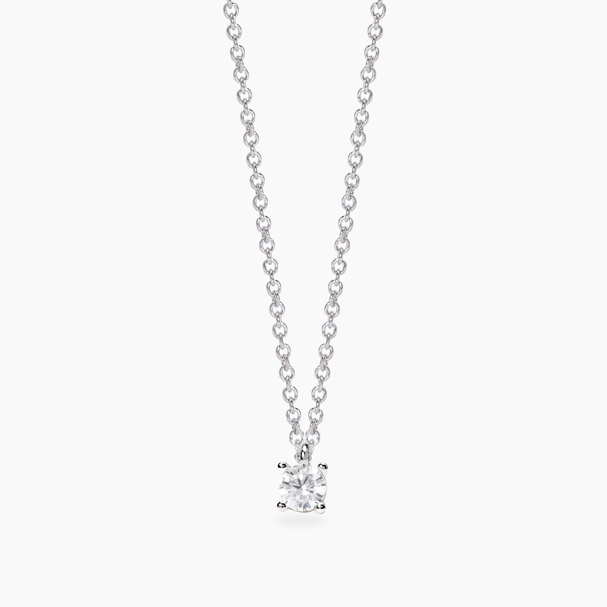 Girocollo Mabina in argento 925 con pendente punto luce diamante lab grown 0,10 carati incastonato a 4 griffe.