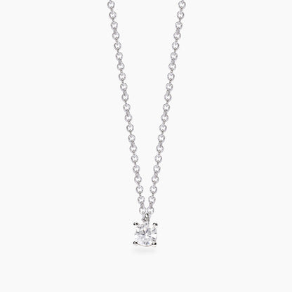 Girocollo Mabina in argento 925 con pendente punto luce diamante lab grown 0,10 carati incastonato a 4 griffe.