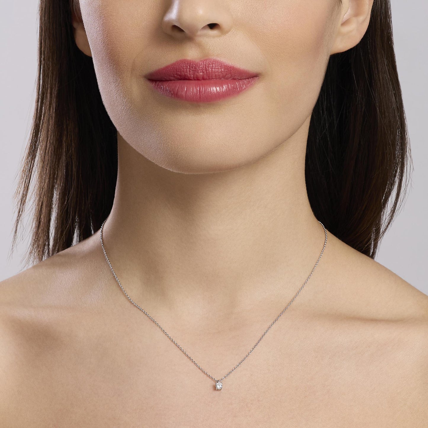 Girocollo Mabina in argento 925 con pendente punto luce diamante lab grown 0,10 carati incastonato a 4 griffe.