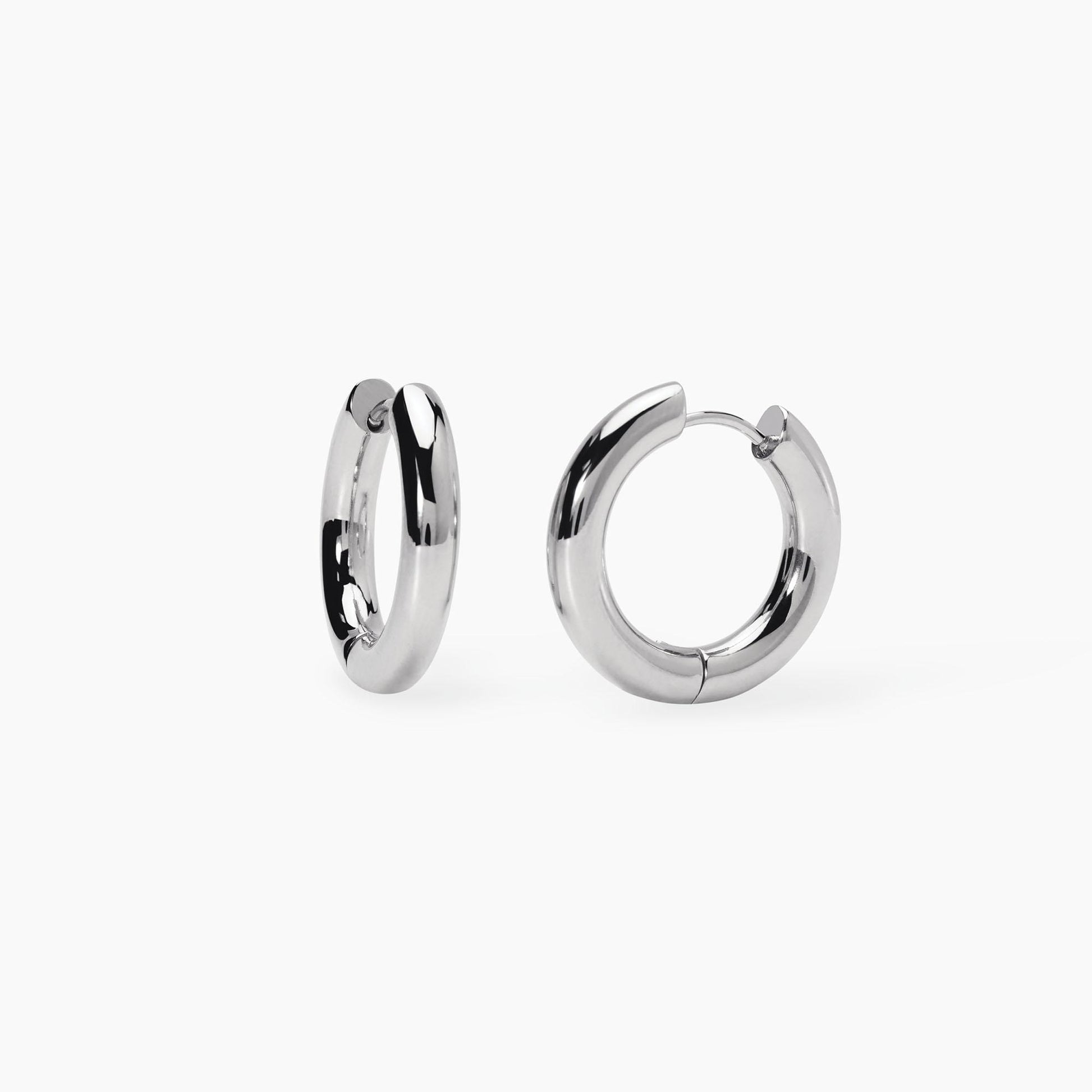 Orecchini a cerchio Kidult in acciaio silver con pietre naturali di agata nera incastonate lungo il design - Alfano Gioielli Gioielleria Palermo.