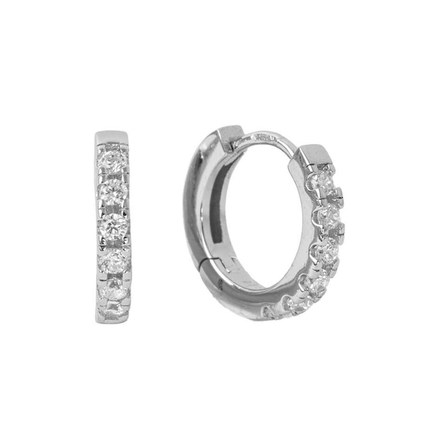 Orecchini Donna ChiMiAma 140016 Gli Orecchini Donna ChiMiAma 140016 sono un'elegante aggiunta alla tua collezione di gioielli. Realizzati in argento 925, questi orecchini a lobo sono impreziositi da un punto luce centrale che aggiunge un tocco di brill...