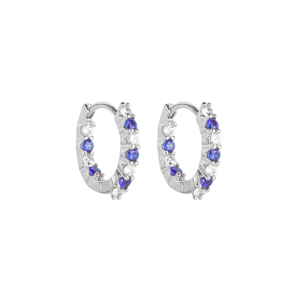 Orecchini Donna ChiMiAma 140235 Gli Orecchini Donna ChiMiAma 140235 combinano tradizione e modernità. Realizzati in argento 925, presentano un design a cerchio impreziosito da perle naturali. Questi orecchini sono ideali per aggiungere un tocco di clas...