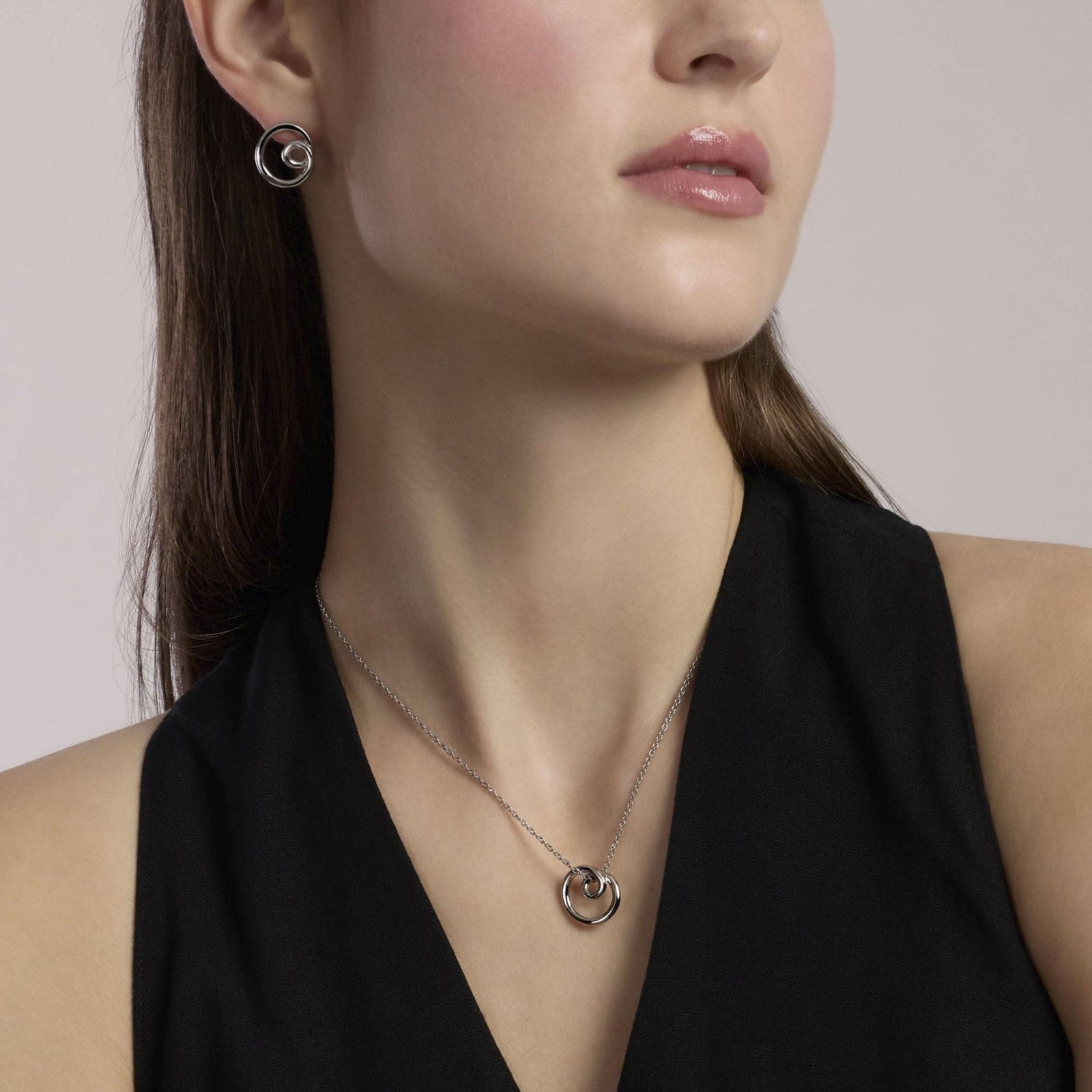Scopri gli orecchini Kidult 861093 Style. In acciaio 316L con pietre di Agata Rossa naturale. Energia e stile moderno su Alfano Gioielli, la tua gioielleria a Palermo. 