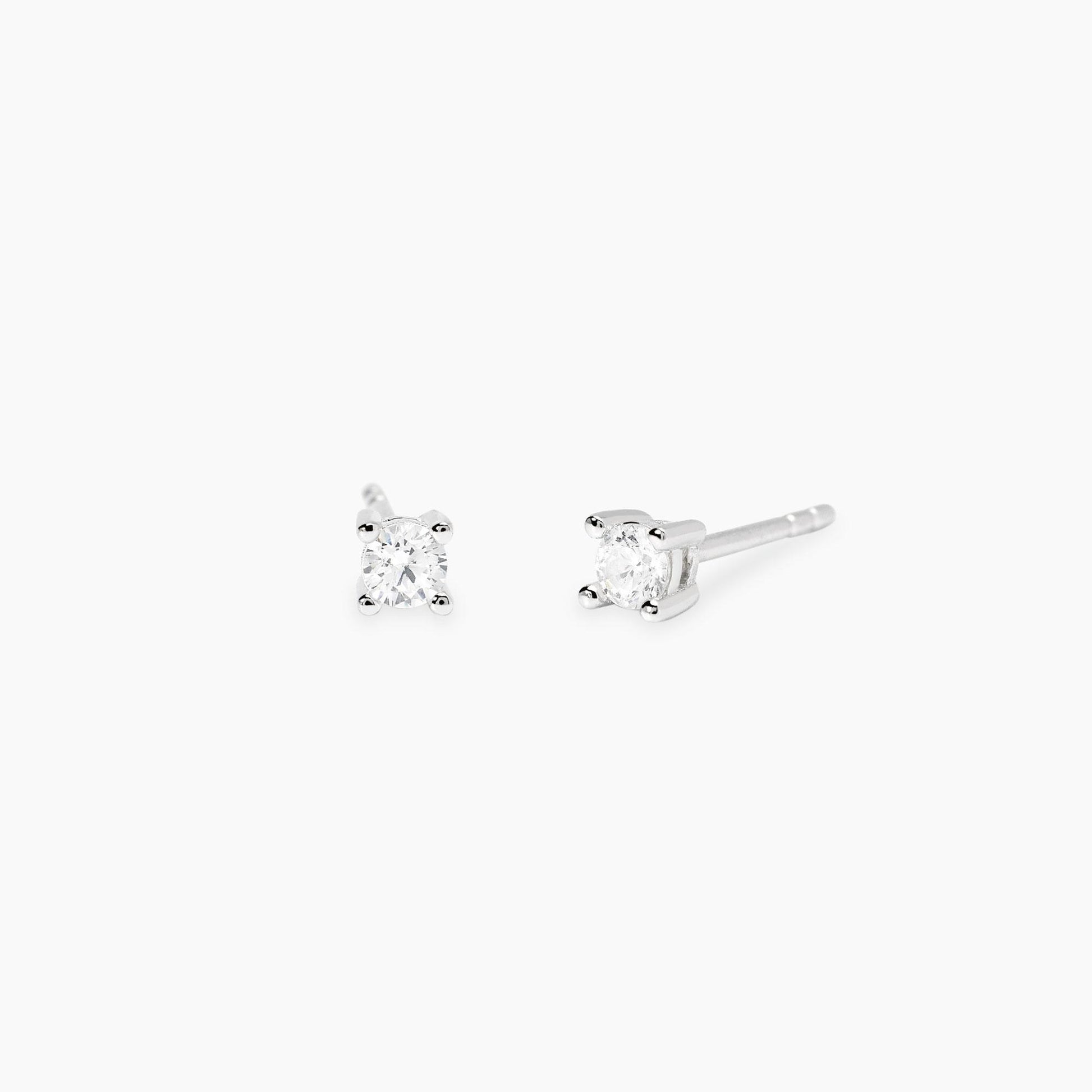 Orecchini a lobo Mabina in argento 925 con piccoli punti luce diamanti lab grown 0,02 carati ciascuno (totale 0,04 ct) taglio brillante.