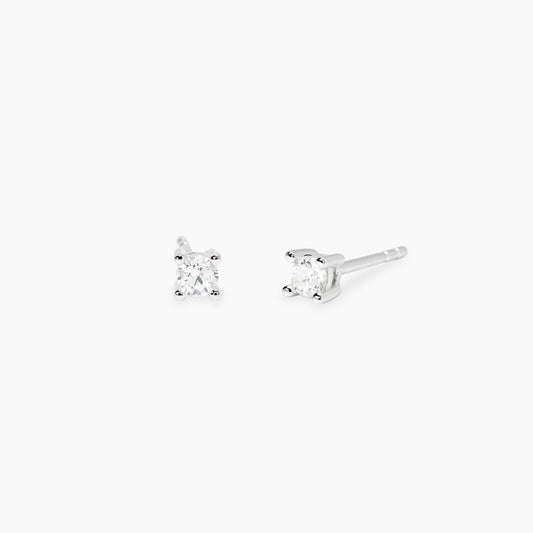 Orecchini a lobo Mabina in argento 925 con piccoli punti luce diamanti lab grown 0,02 carati ciascuno (totale 0,04 ct) taglio brillante.
