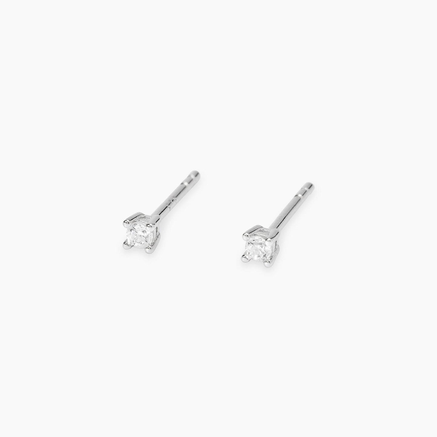Orecchini a lobo Mabina in argento 925 con piccoli punti luce diamanti lab grown 0,02 carati ciascuno (totale 0,04 ct) taglio brillante.