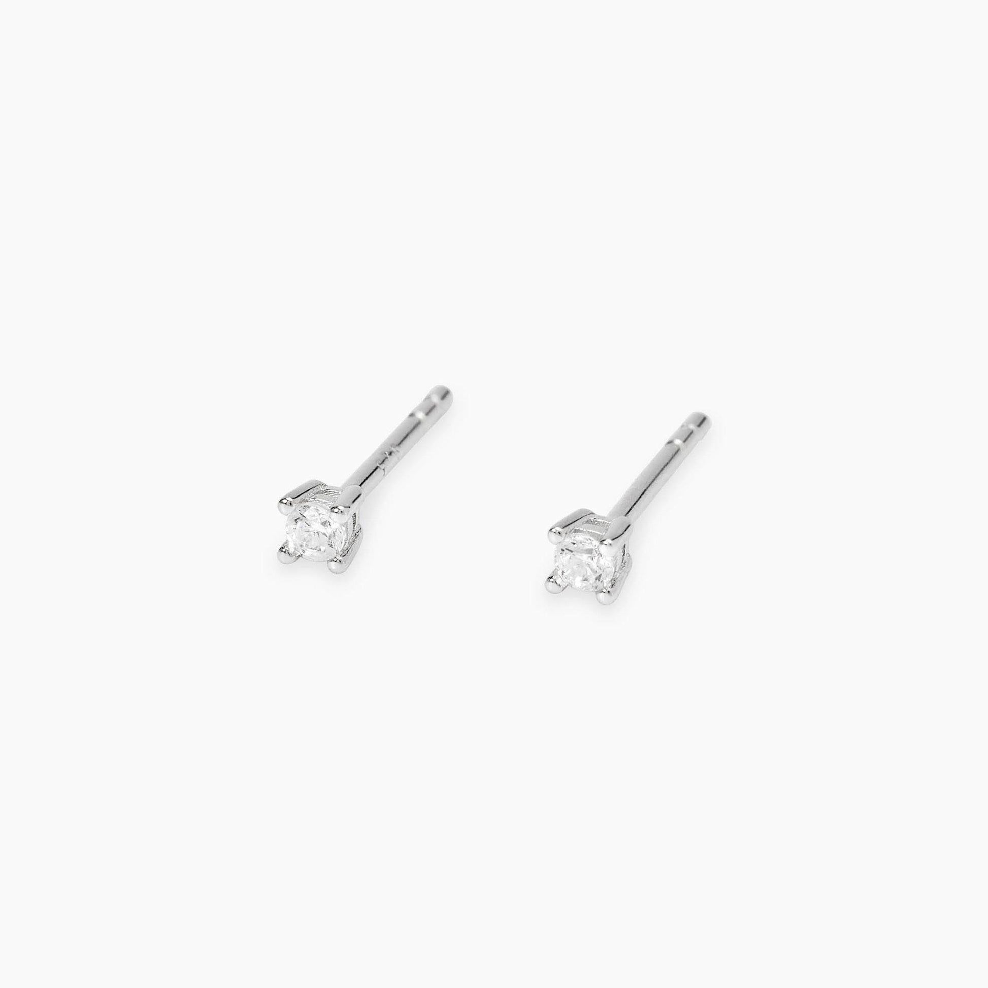 Orecchini a lobo Mabina in argento 925 con piccoli punti luce diamanti lab grown 0,02 carati ciascuno (totale 0,04 ct) taglio brillante.