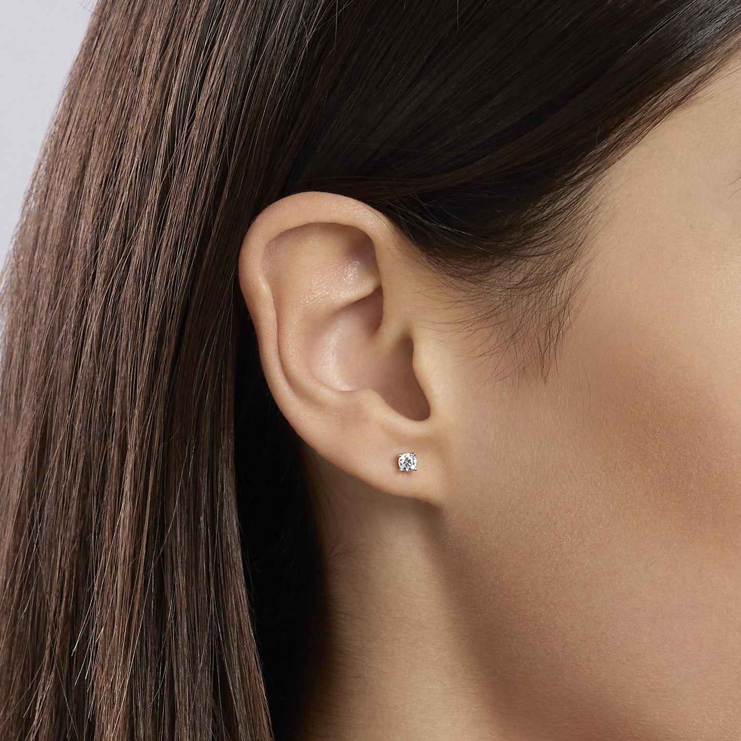 Orecchini a lobo Mabina in argento 925 con piccoli punti luce diamanti lab grown 0,02 carati ciascuno (totale 0,04 ct) taglio brillante.