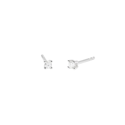 Orecchini a lobo Mabina in argento 925 con punti luce diamanti lab grown 0,04 carati ciascuno (totale 0,08 ct) taglio brillante.