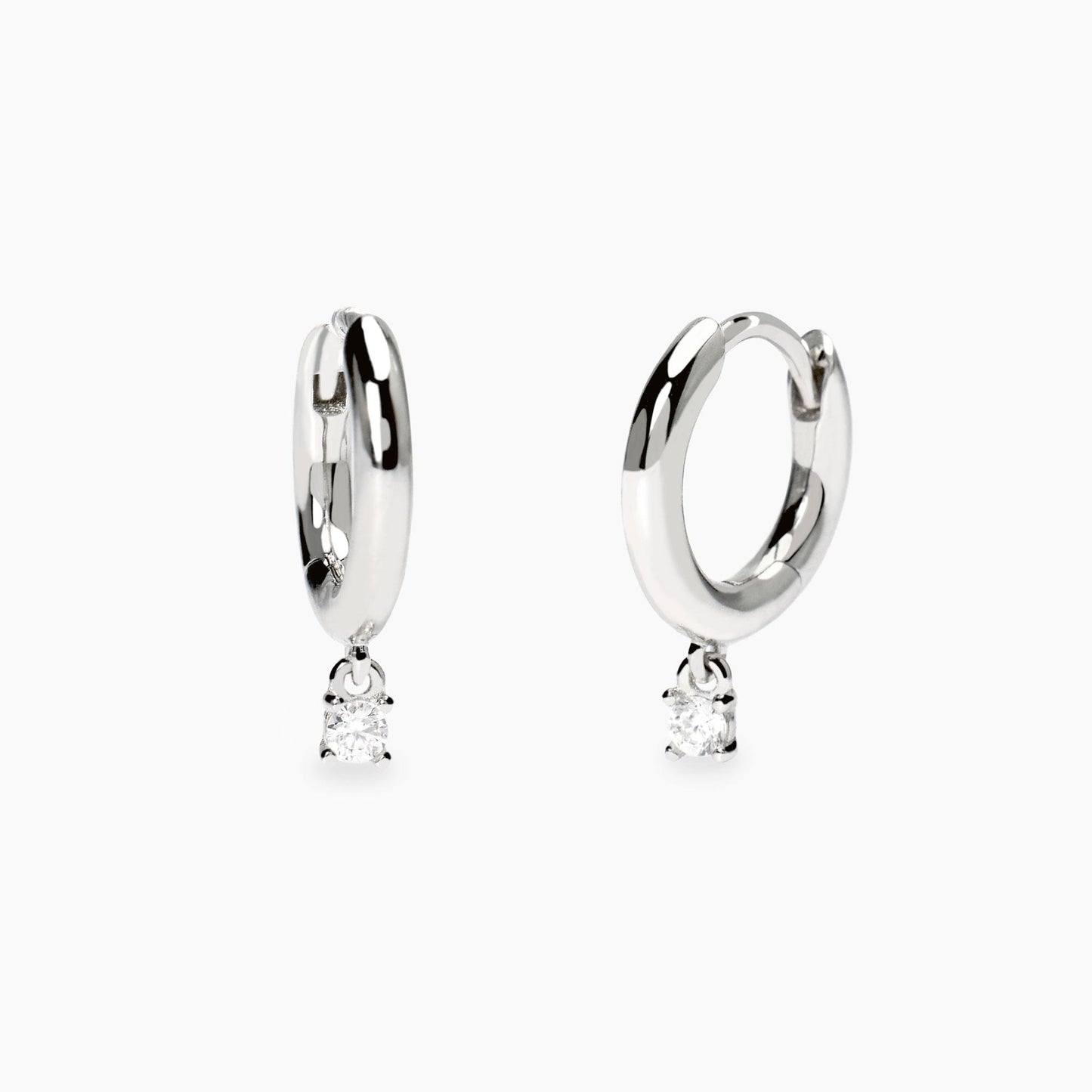 Orecchini a lobo Mabina in argento 925 con punti luce diamanti lab grown 0,03 carati ciascuno (totale 0,06 ct) taglio brillante.