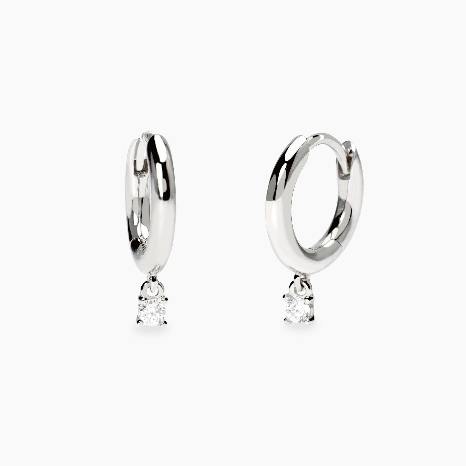 Orecchini a lobo Mabina in argento 925 con punti luce diamanti lab grown 0,03 carati ciascuno (totale 0,06 ct) taglio brillante.