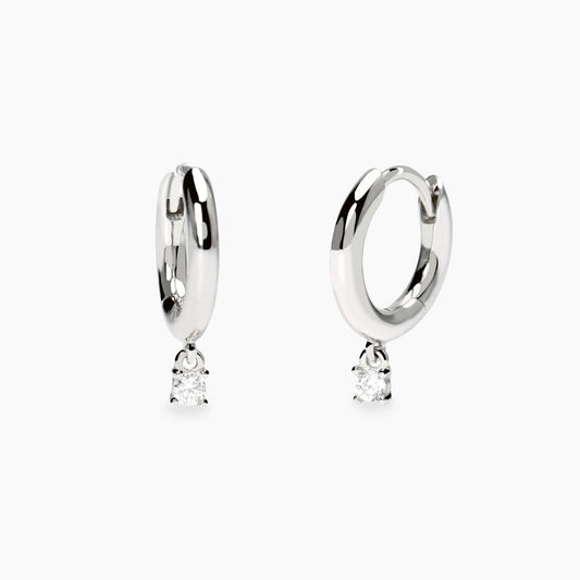 Orecchini a lobo Mabina in argento 925 con punti luce diamanti lab grown 0,03 carati ciascuno (totale 0,06 ct) taglio brillante.
