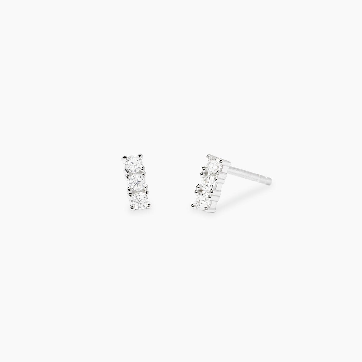 Orecchini a lobo Mabina in argento 925 con punti luce diamanti lab grown 0,05 carati ciascuno (totale 0,10 ct) taglio brillante.